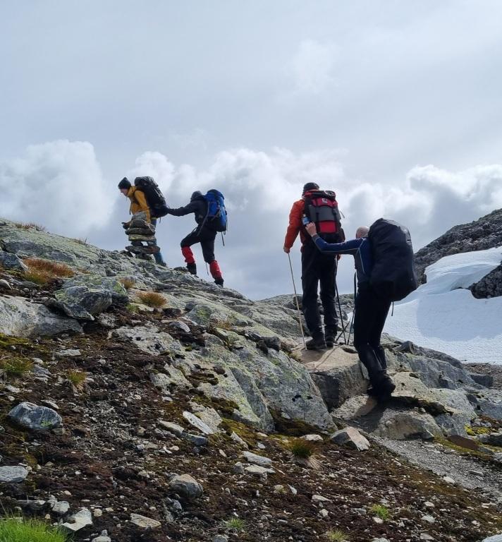 Folk som går i bratt terreng