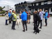 Bildet viser hel turgruppen som får orientering om den første turen.
