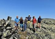 På Bolhovd: Noen koste seg i solhellinga og noen kløv til topps.