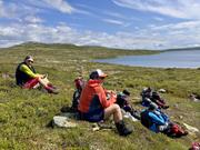Rast i Kristenvika: Sandra og Ingalill nærmest kamera.