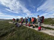 Kort pause: Gjengen på rad i blåvær og motvind.