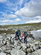 Med stokk over stein: Tore og Else i fint samarbeid over rundsteinet ur.