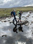 Elegant pardans over vannskorpen: Ingalill og Jarle.