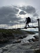 Snart framme på Kjeldebu: Jørund på hengebru mot kveldshimmelen.