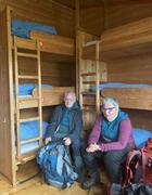 Endelig i hus, med køyer i tre etasjer: Ulf og Stephi på sengekanten.