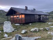 Solnedgang 1: Den kraftige oransjefargen speiles i hyttevinduene.