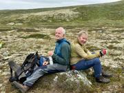 Flirende fyrer: Ulf og Knut rygg mot rygg på en stein.